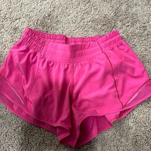 Lululemon Hotty Hot 2.5” shorts size 6